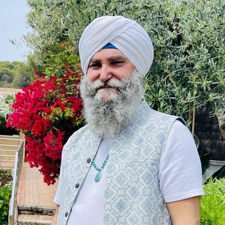 Con décadas de experiencia en el acompañamiento espiritual y habiendo sido formado directamente por Yogui Bhajan