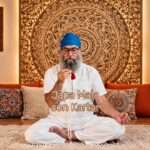 Mano sosteniendo un japa mala durante una meditación de Kundalini Yoga